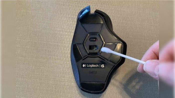 Ilustrasi membersihkan mouse wireless agar awet dan nyaman digunakan