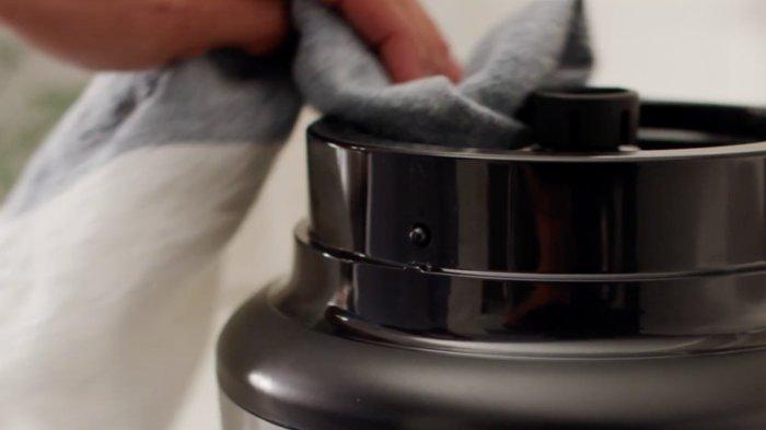 Bersihkan mesin pada food processor dengan kain lembap