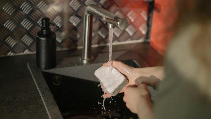 Ilustrasi membersihkan blender setelah digunakan