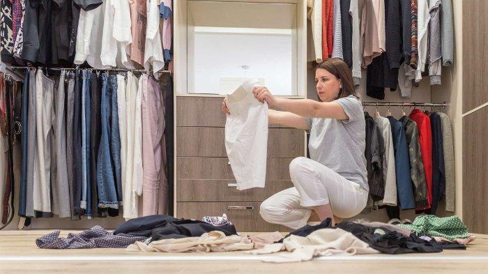 Bersihkan lemari secara teratur untuk menghindari bau apek