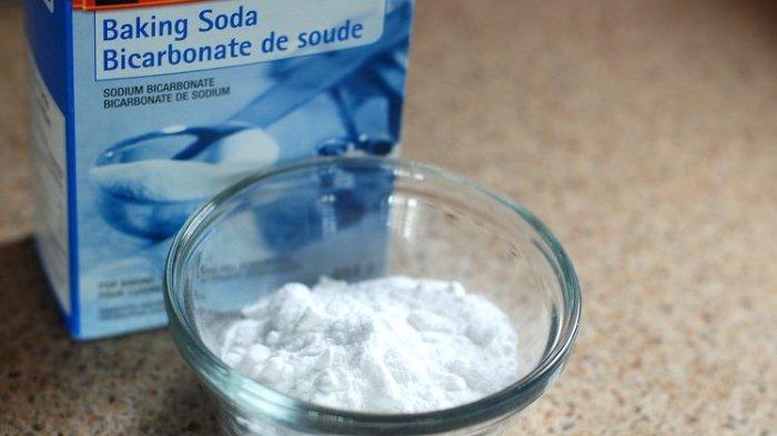 Baking soda bisa dengan efektif menghilangkan jamur pada pakaian
