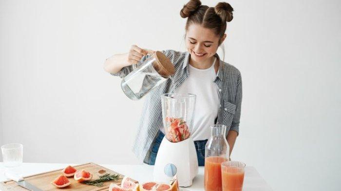 Ilustrasi menggunakan blender handal untuk membuat smoothie dan haluskan beragam bahan secara lebih mudah