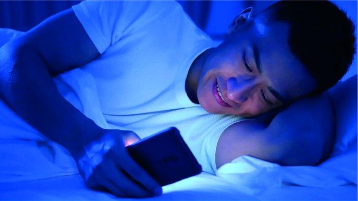 Ilustrasi cahaya biru dari smartphone yang dapat mengganggu kesehatan mata.