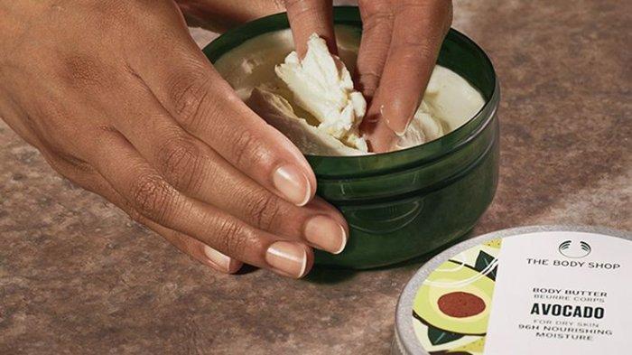 Penggunaan produk body butter dari THE BODY SHOP untuk merawat kulit kering agar  kelembapannya kembali terjaga dan sehat.