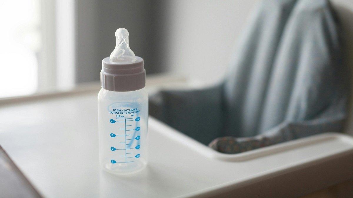 Ilustrasi botol susu bayi yang dipakai si kecil untuk minum susu.