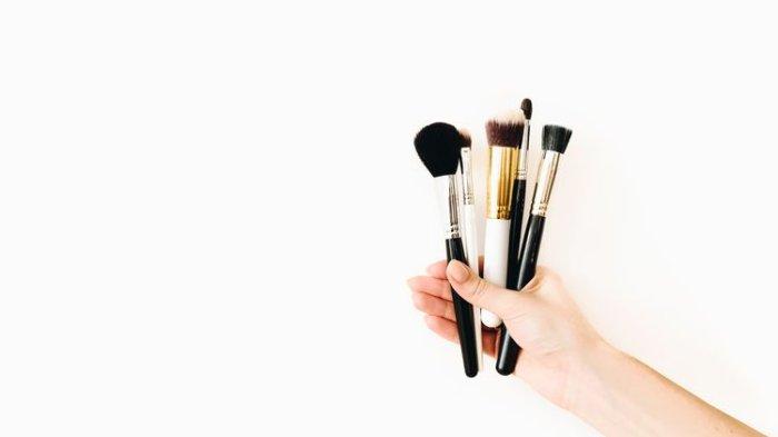 Ilustrasi memilih brush eyeshadow terbaik.