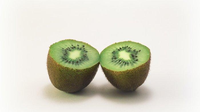 Kiwi juga sangat baik untuk membantu meremajakan kulit wajah.