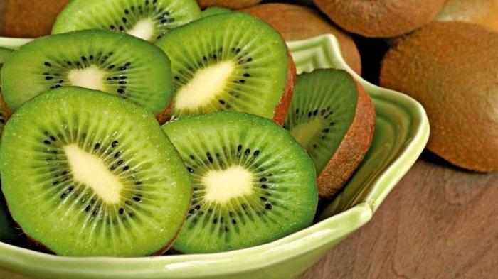 Buah kiwi sangat bermanfaat untuk mencegah terjadinya asam urat.