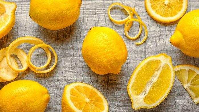 Bukan hanya sekedar sampah dapur, kulit lemon bisa dimanfaatkan untuk berbagai keperluan rumah tangga termasuk membersihkan permukaan benda dan mengatasi bau tidak sedap.