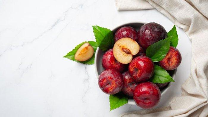 Buah plum jadi buah terbaik untuk melancarkan BAB.