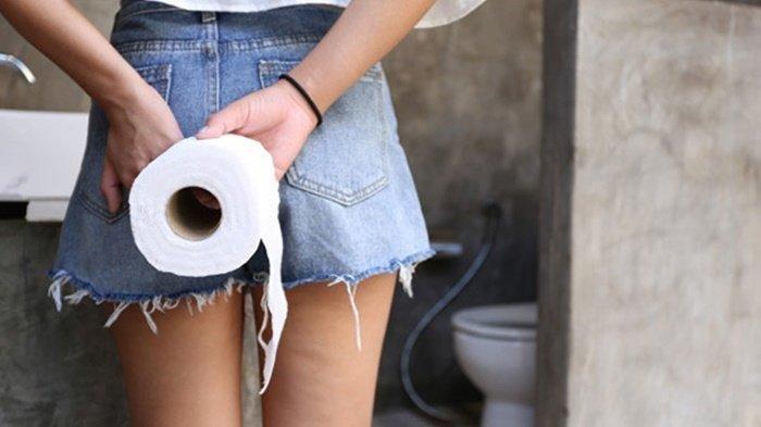 Ilustrasi seseorang yang harus bolak-balik toilet karena mengalami diare.