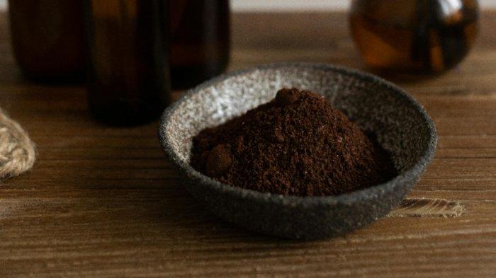Bubuk kopi dicampur dengan baking soda bisa bantu usir kecoa.
