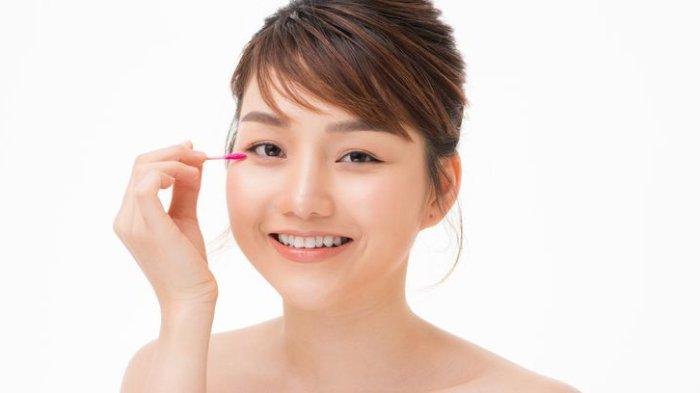 Membersihkan bulu mata terlebih dahulu sangat penting sebelum memakai maskara.