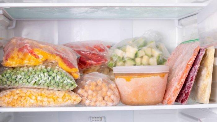 Ilustrasi menyimpan berbagai bahan makanan di dalam freezer.