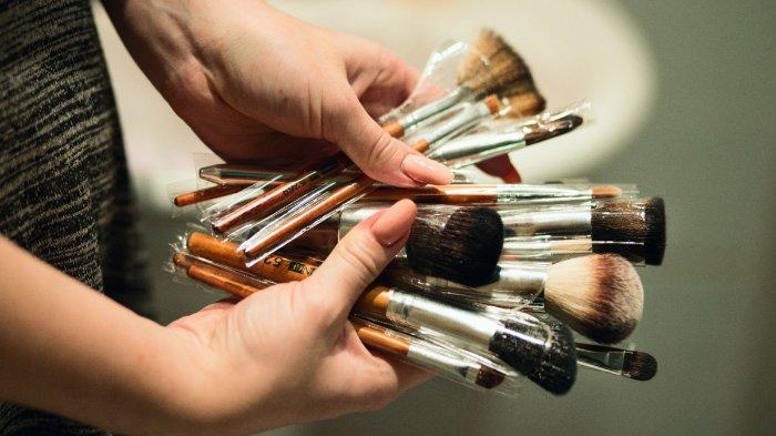 Ilustrasi makeup brush.