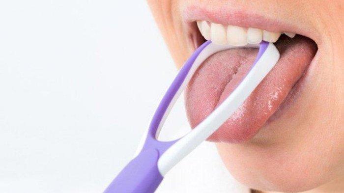 cara membersihkan lidah menggunakan tongue cleaner