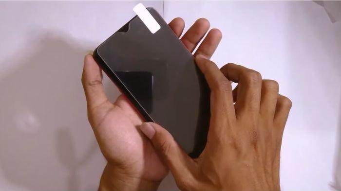 Ilustrasi mengganti screen protector atau tempered glass layar HP