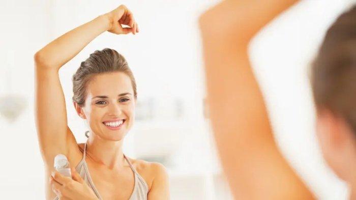 Ilustrasi wanita mengaplikasikan deodorant.