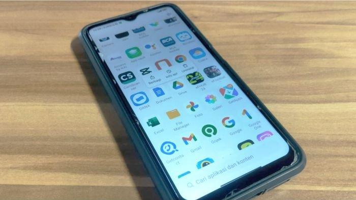 Ilustrasi cara mudah menghapus aplikasi di HP Android melalui layar utama