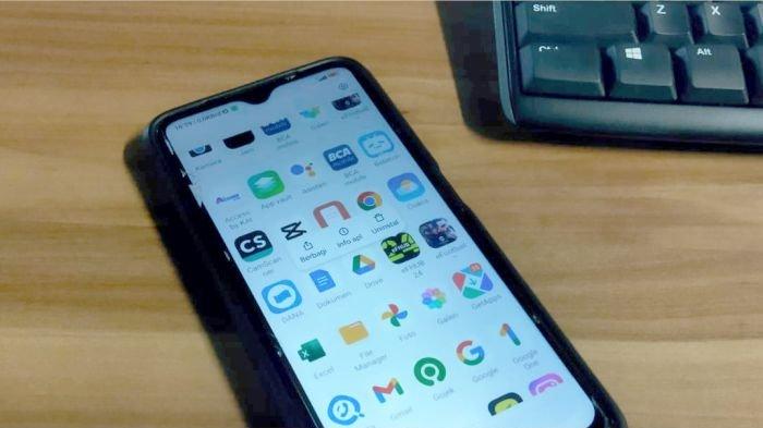 Ilustrasi HP Android dengan sejumlah aplikasi yang sudah terpasang