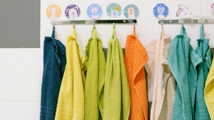 Jangan simpan handuk basah dan kotor di kamar mandi untuk cegah pengap.