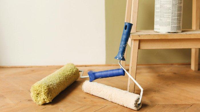 Ilustrasi cat anti lembab yang bisa digunakan untuk mengurangi kelembaban di kamar mandi