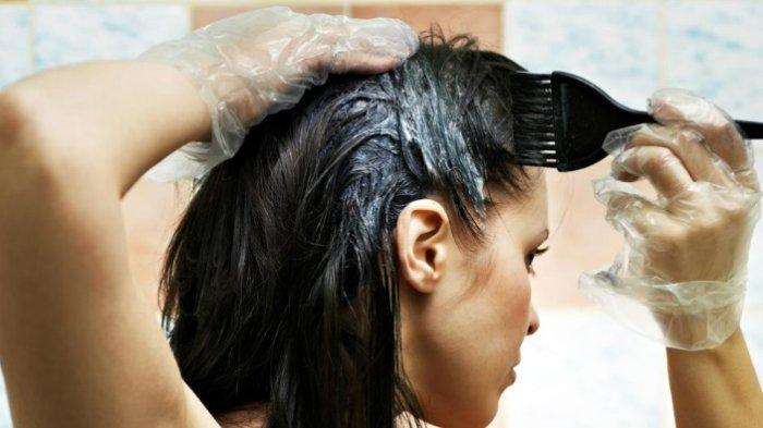 Terlalu sering mewarnai rambut bisa menyebabkan masalah hormonal.