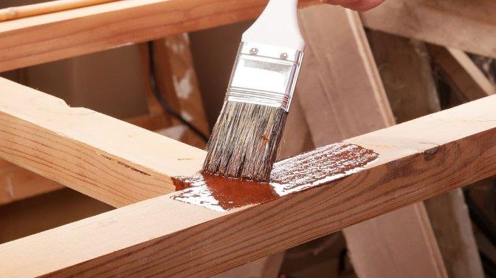 Mengecat ulang furnitur kayu bisa membantu mengembalikan warna yang kusam