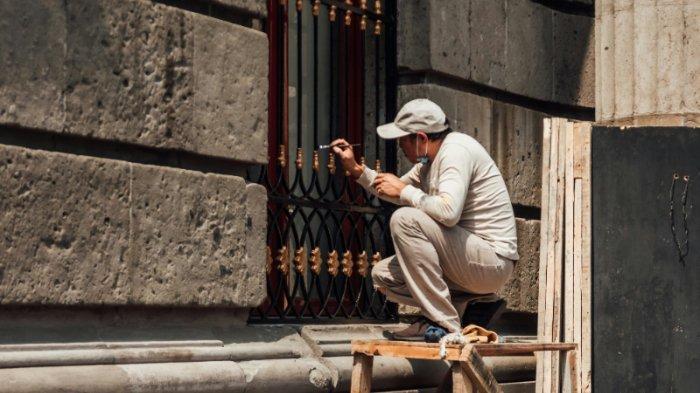 Cat ulang teralis yang sudah berkarat untuk menyamarkan karat dan menghemat biaya