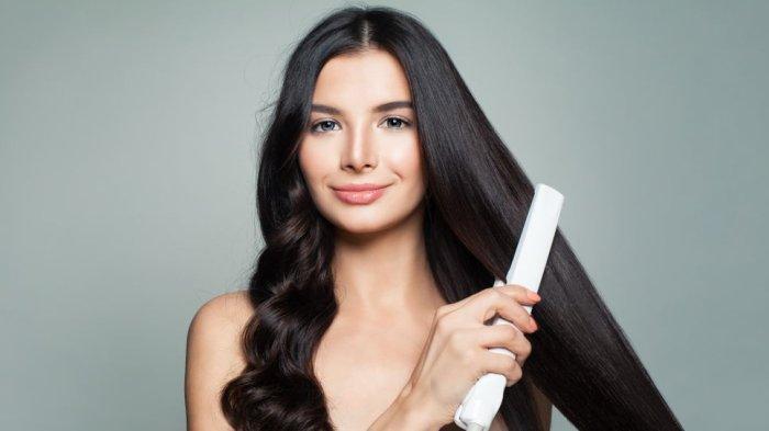 Ilustrasi wanita meluruskan rambut menggunakan catokan.