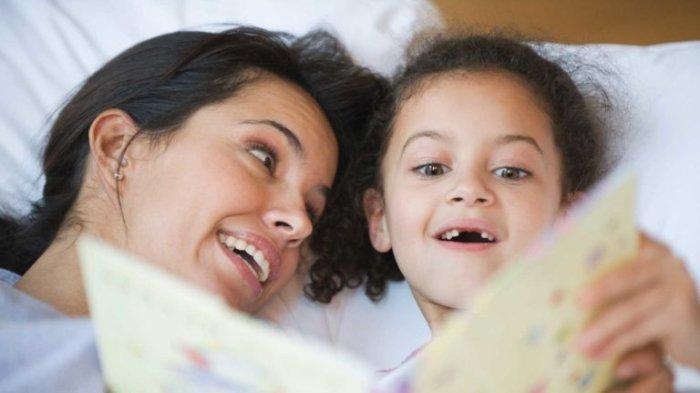 Ilustrasi ibu mengajari membaca