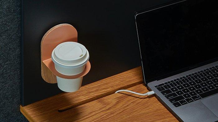Ilustrasi laptop terhubung ke charger untuk mengisi ulang daya baterainya