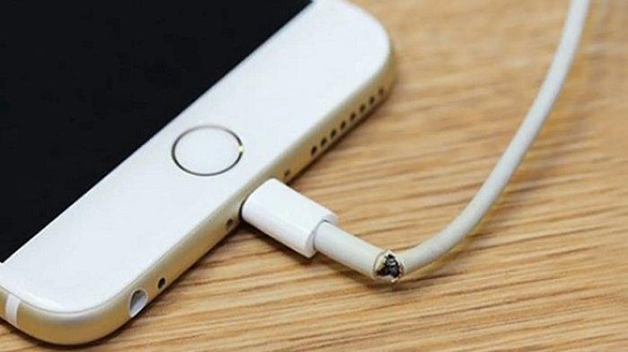 Ilustrasi kabel charger yang kaku, lebih beresiko rusak dan putus