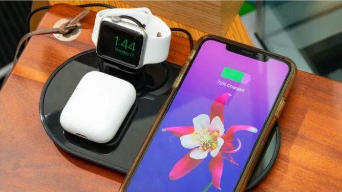 Ilustrasi mengecas smartwatch dengan charger wireless