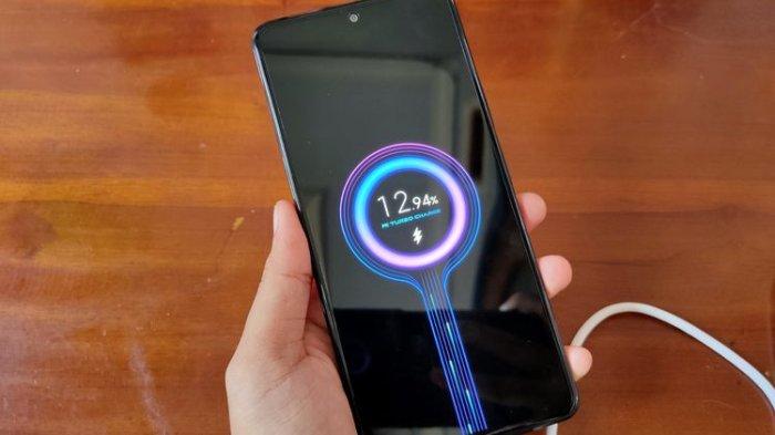 Ilustrasi mengecas HP, hindari tempat-tempat yang panas