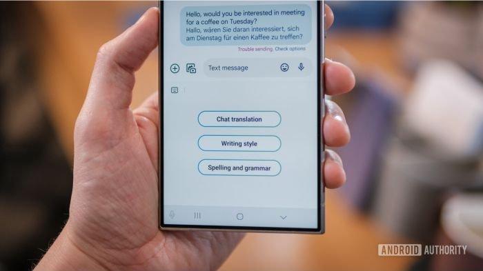 Fitur Chat Assist di Galaxy AI menawarkan tiga fungsi, yakni terjemahan, gaya penulisan dan perbaikan tata bahasa
