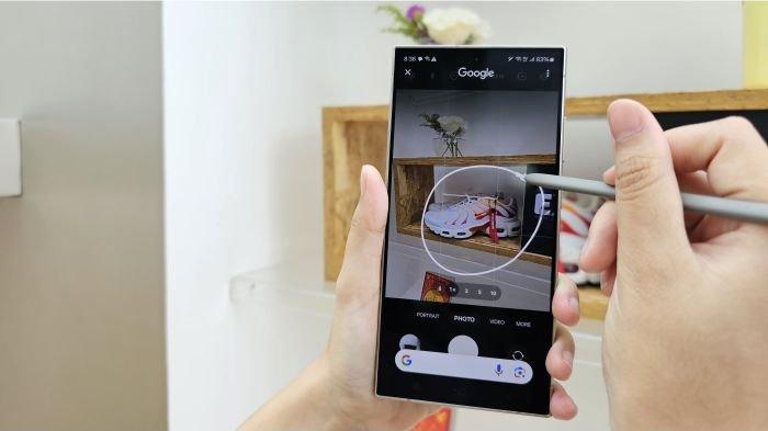 Ilustrasi pemakaian Circle to Search untuk mencari informasi dari sebuah gambar sepatu