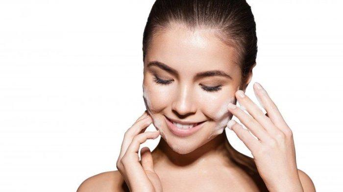 Ilustrasi membersihkan wajah menggunakan cleansing balm kualitas terbaik.