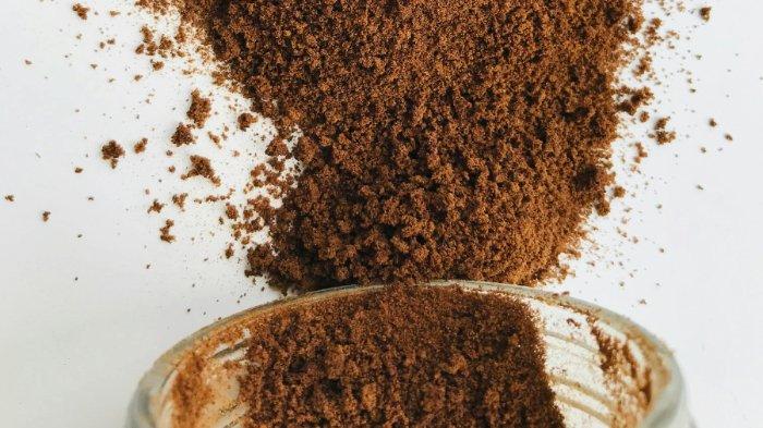 Bubuk kopi yang dicapur dengan gula pasir bisa jadi scrub bibir alami.