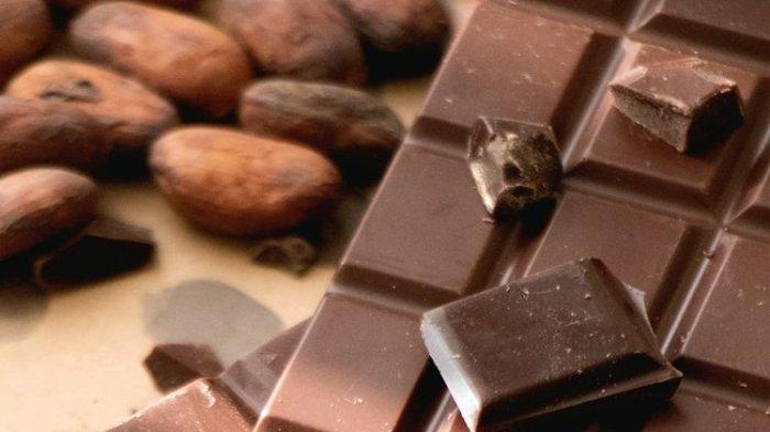 Cokelat bisa jadi makanan penyebab jerawat.