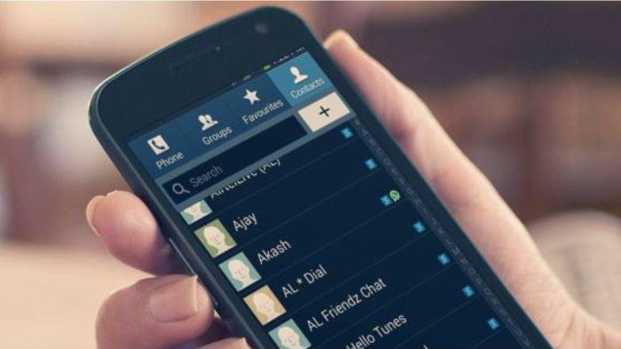 Ilustrasi mengecek daftar kontak untuk memastikan nomor telepon pribadi yang dimasukkan benar
