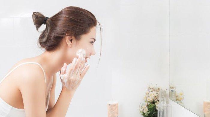 Ilustrasi perempuan mencuci wajah menggunakan facial wash.
