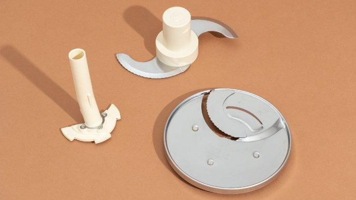 Bersihkan pisau food processor dengan hati-hati