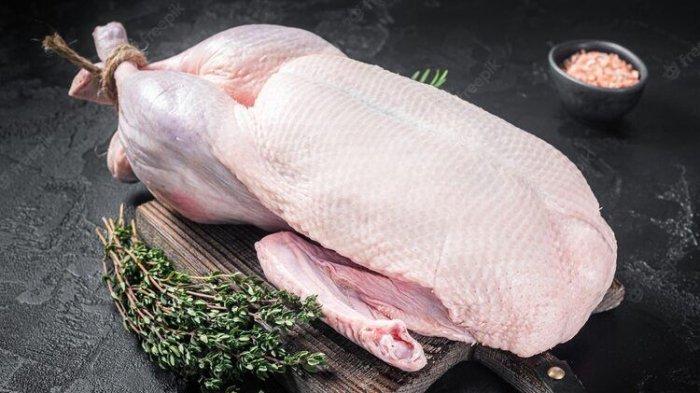 Daging bebek juga merupakan salah satu makanan yang harus dihindari penderita kolesterol.