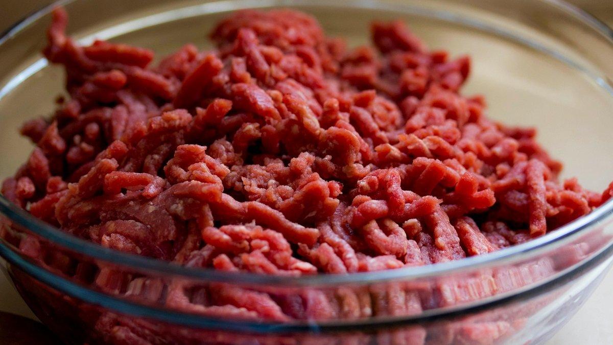 Ilustrasi daging sapi sebagai bahan makanan MPASI yang dapat mencegah stunting.