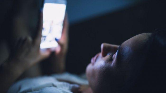 Disamping manfaatnya yang begitu banyak bagi kehidupan, ternyata handphone juga memiliki efek buruk apabila terlalu sering digunakan