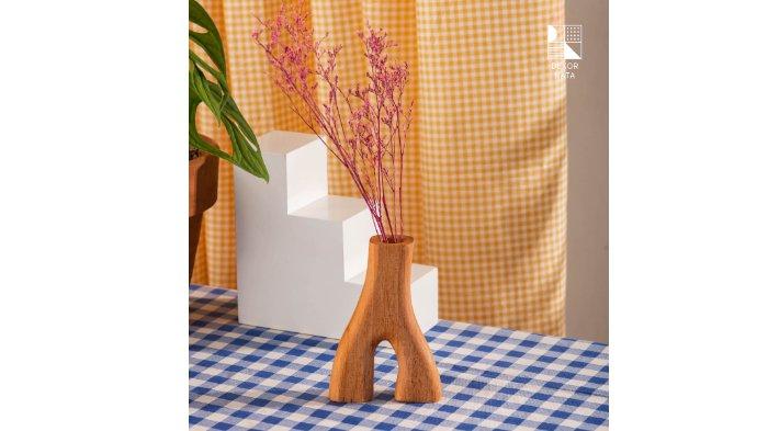 Dekornata Wai Wooden Vase dengan bentuk unik dan material kayu berkualitas.
