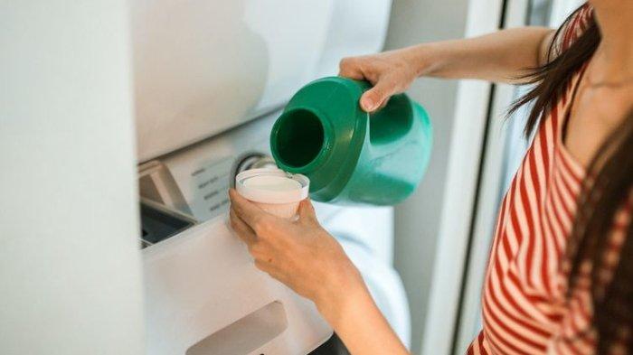 Gunakan detergen ringan untuk mencuci boneka