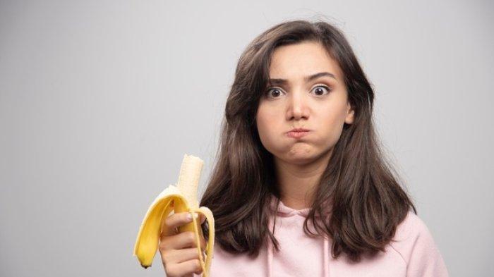 Segera makan pisang dan telan pelan-pelan.