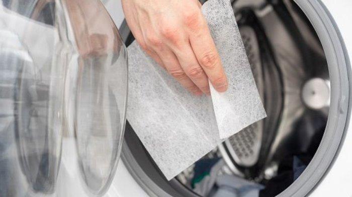 Dryer sheet bisa membantu membersihkan kerak gosong pada wajan.